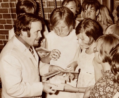 Backstage – Johnny always had time for his fans.